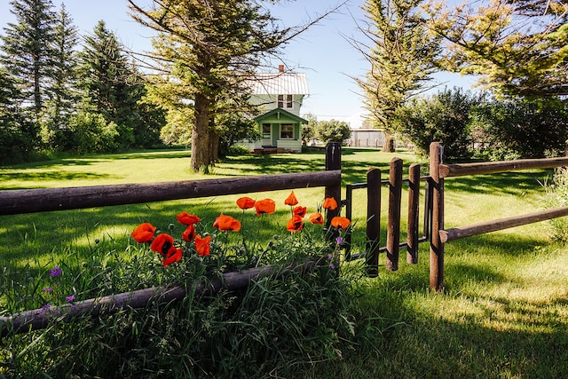 view of property's community featuring a lawn