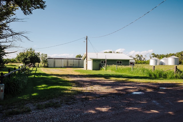 view of yard with an outbuilding