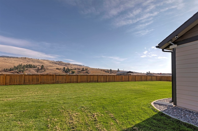 view of yard with a mountain view