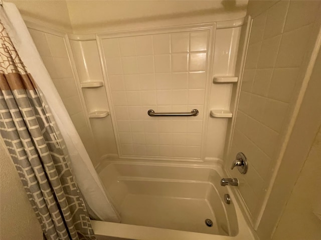 bathroom with shower / tub combo