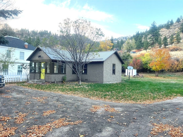 view of front facade featuring a front lawn