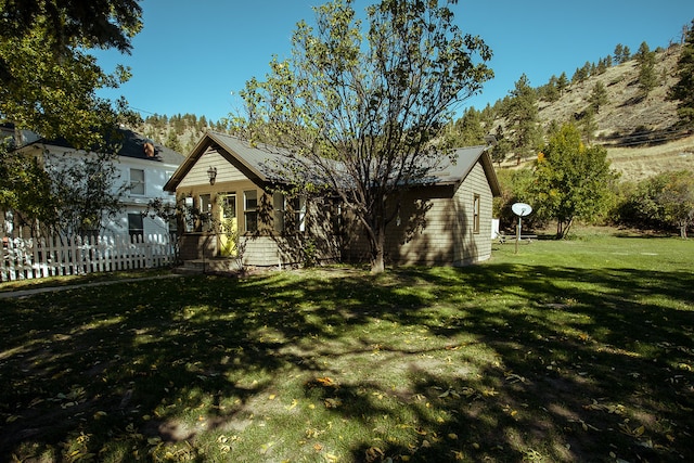 view of front of house with a front lawn and covered porch