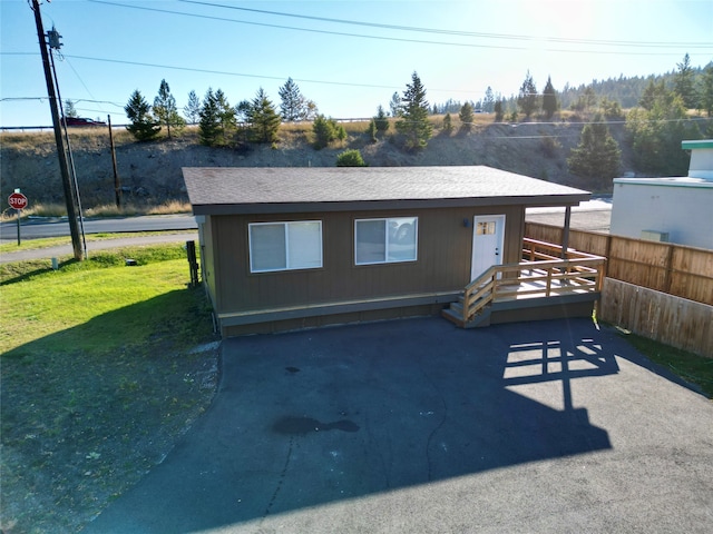 view of front of property with a front yard