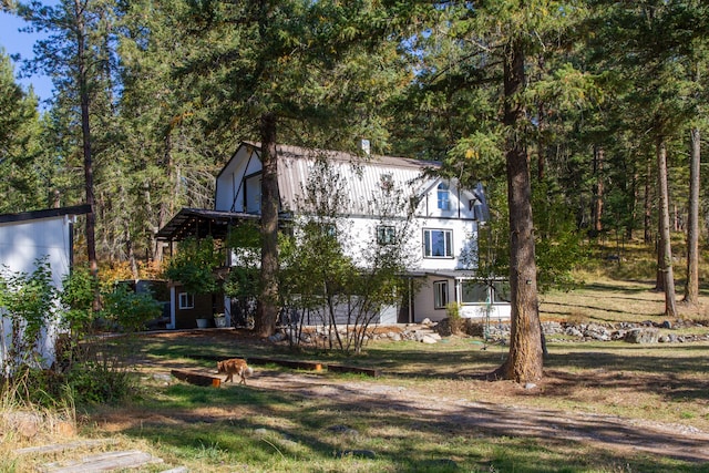 view of front of home with a front lawn