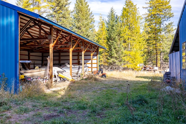 view of yard with an outbuilding