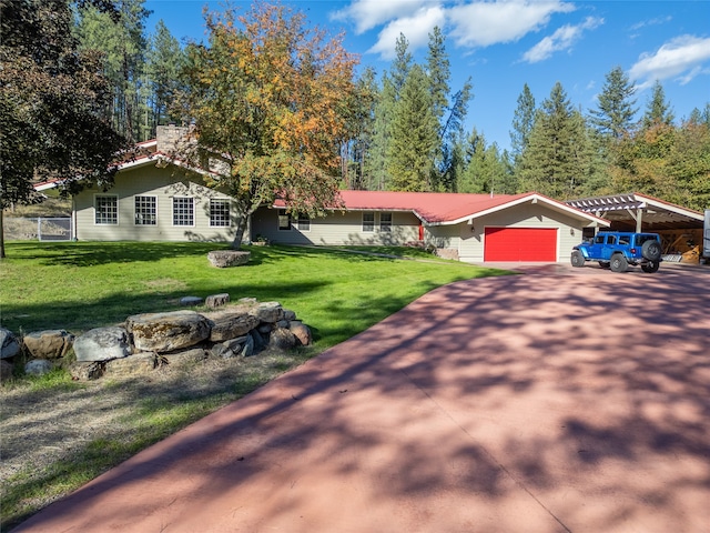 view of front of house featuring a carport, a front yard, and a garage