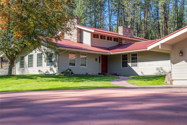 view of front facade featuring a front yard