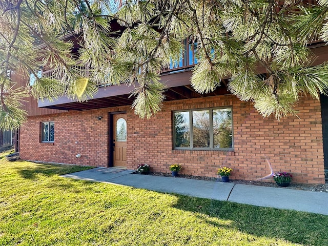 view of front of home featuring a front lawn