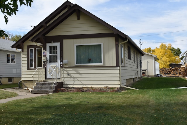 bungalow-style home featuring a front lawn