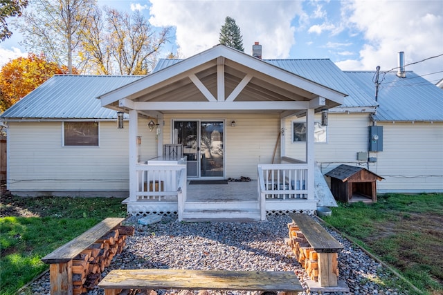 view of front of property featuring a porch