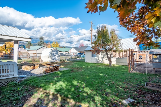 view of yard featuring a storage shed