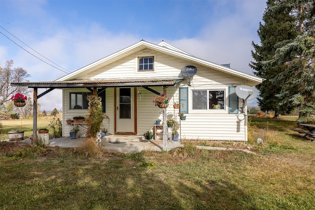 bungalow-style home featuring a front lawn