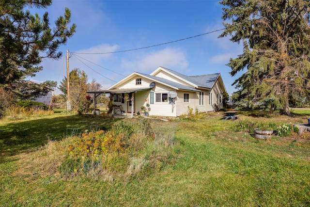 view of front of property with a front lawn