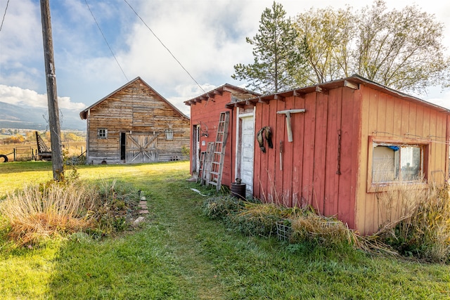 view of outdoor structure with a yard