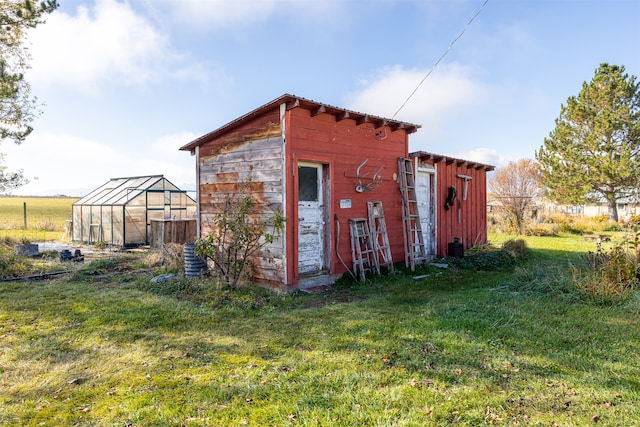 view of outdoor structure featuring a yard