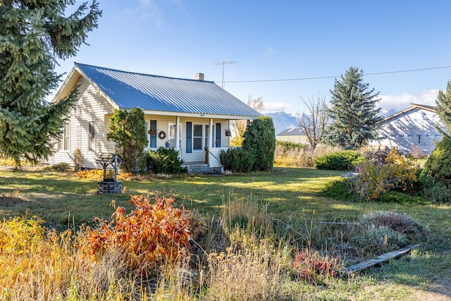 view of front facade featuring a front lawn