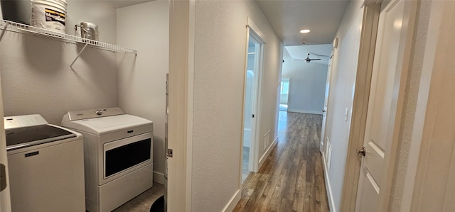 clothes washing area with dark wood-type flooring, independent washer and dryer, and ceiling fan