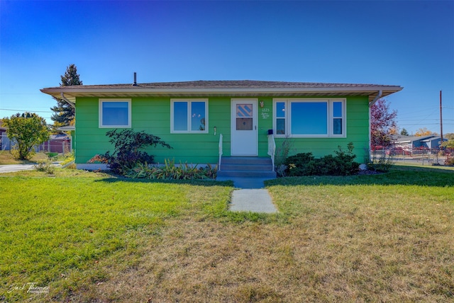 view of front of house featuring a front lawn