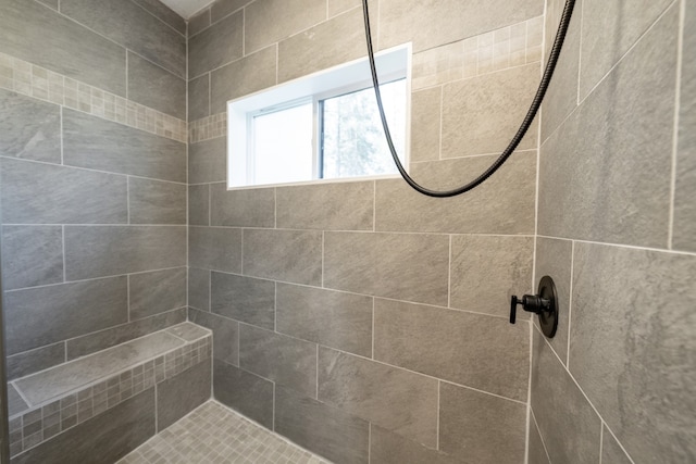 bathroom featuring a tile shower