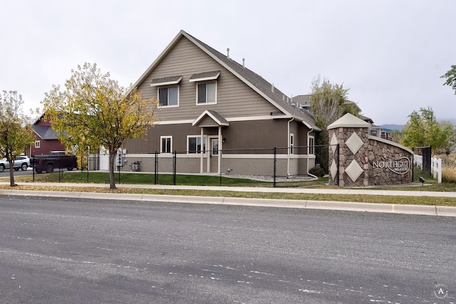 view of front facade featuring a front yard