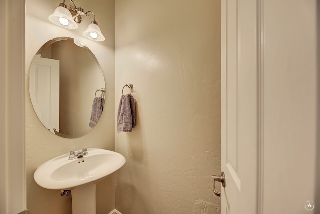 bathroom featuring sink