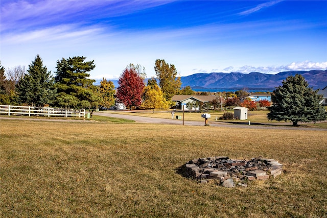 view of yard featuring a mountain view and a storage unit