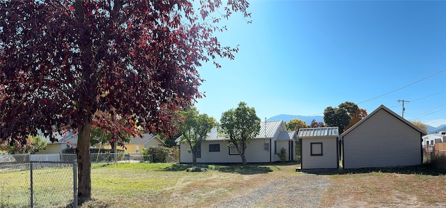 view of front facade featuring a front lawn