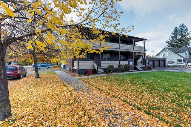 view of front of property featuring a front yard and a porch