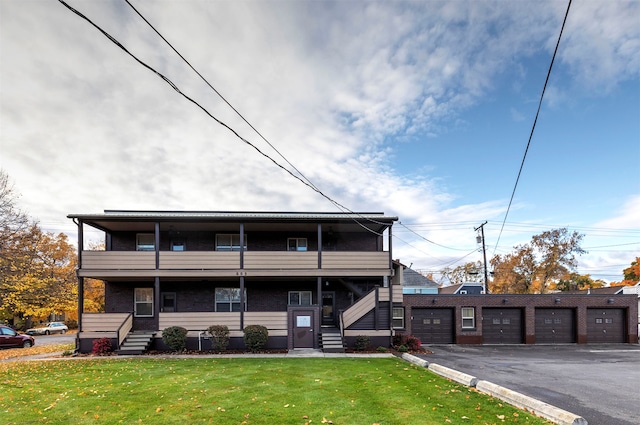 view of front of property featuring a front lawn and a garage