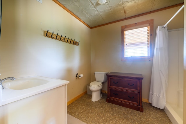 bathroom featuring toilet, curtained shower, and sink