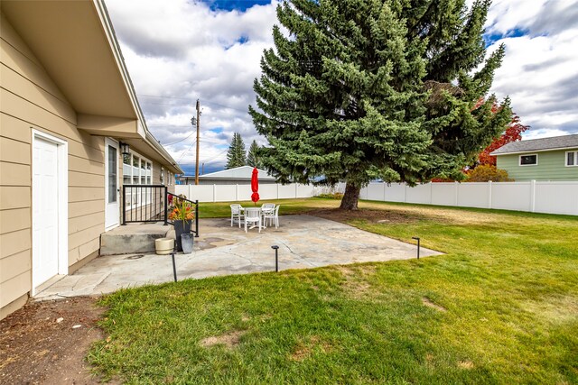 view of yard with a patio area