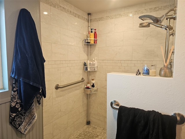 bathroom featuring a tile shower