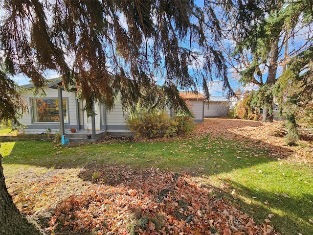 exterior space featuring a front yard