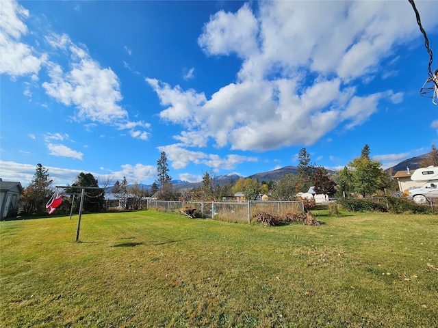 view of yard featuring a mountain view