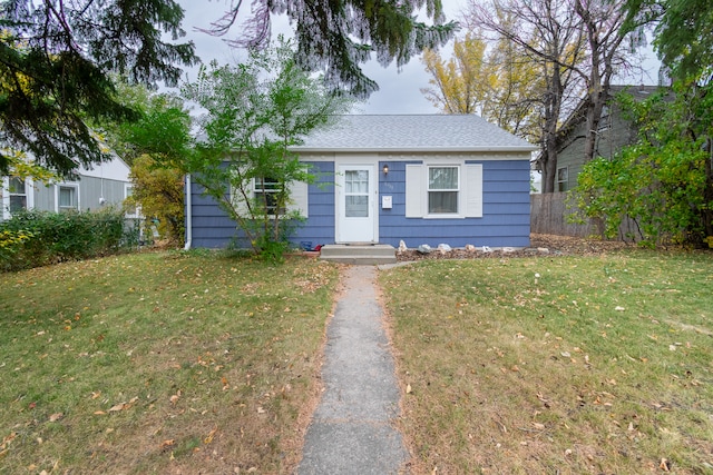 view of front of property featuring a front lawn