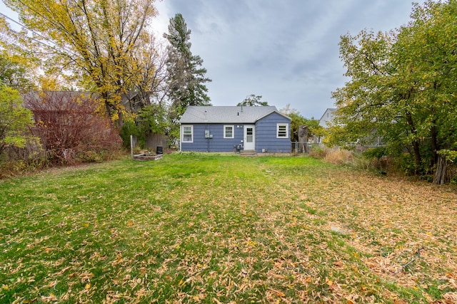 view of yard featuring a fire pit