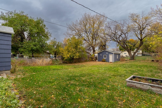 view of yard featuring an outbuilding