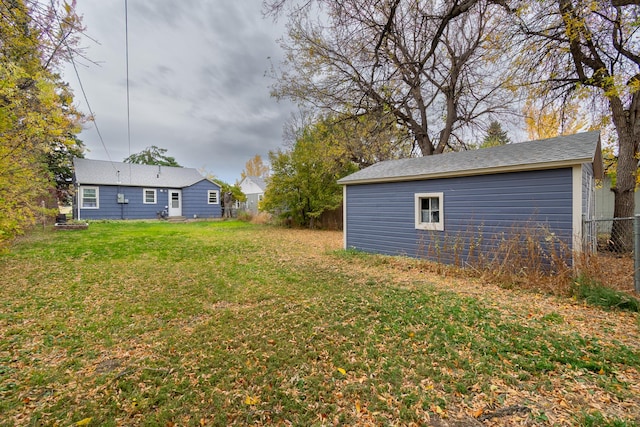 view of yard featuring an outdoor structure