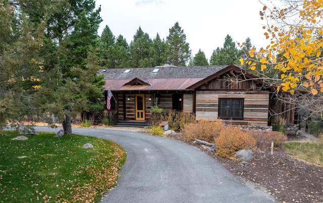 view of front of home with a front lawn