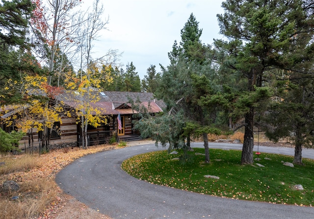 view of front of house with a front lawn