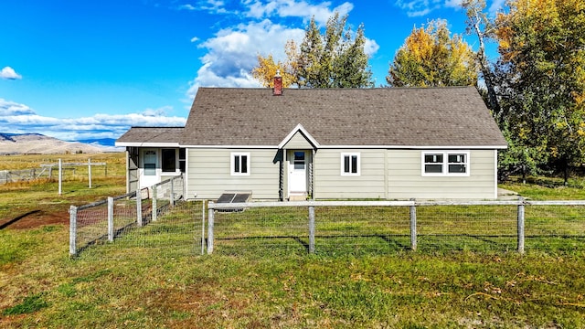 view of front of house with a mountain view and a front yard