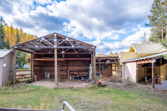 view of yard with an outdoor structure