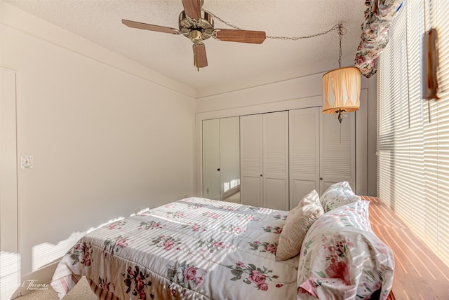 bedroom featuring a closet, ceiling fan, and a textured ceiling