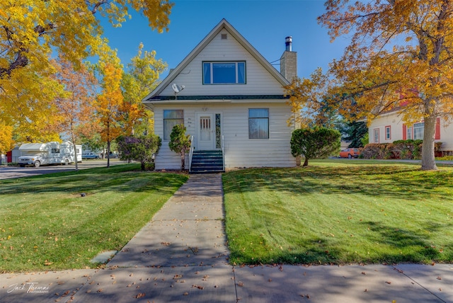 bungalow featuring a front lawn