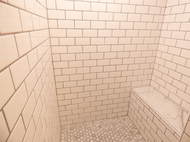 bathroom featuring a tile shower