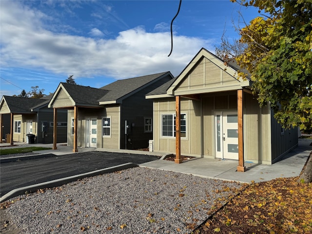 view of front facade featuring a patio