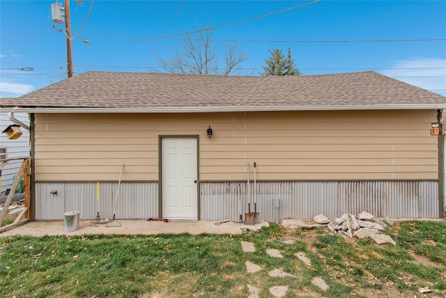 view of outdoor structure with a yard