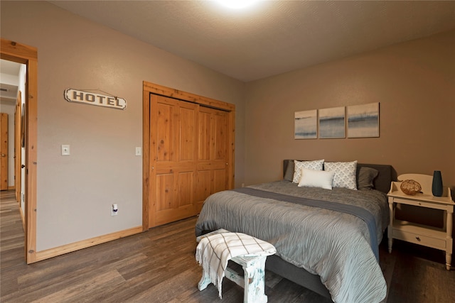 bedroom featuring dark wood-type flooring, a closet, and a textured ceiling