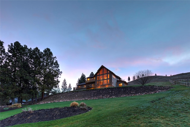 view of yard at dusk