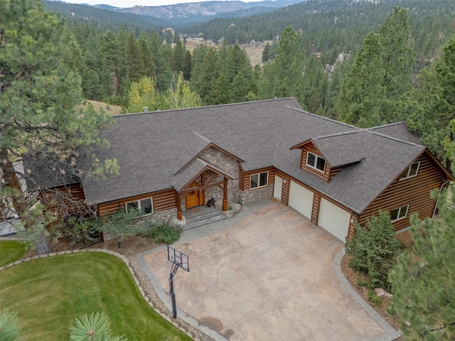 view of front of home featuring a front yard